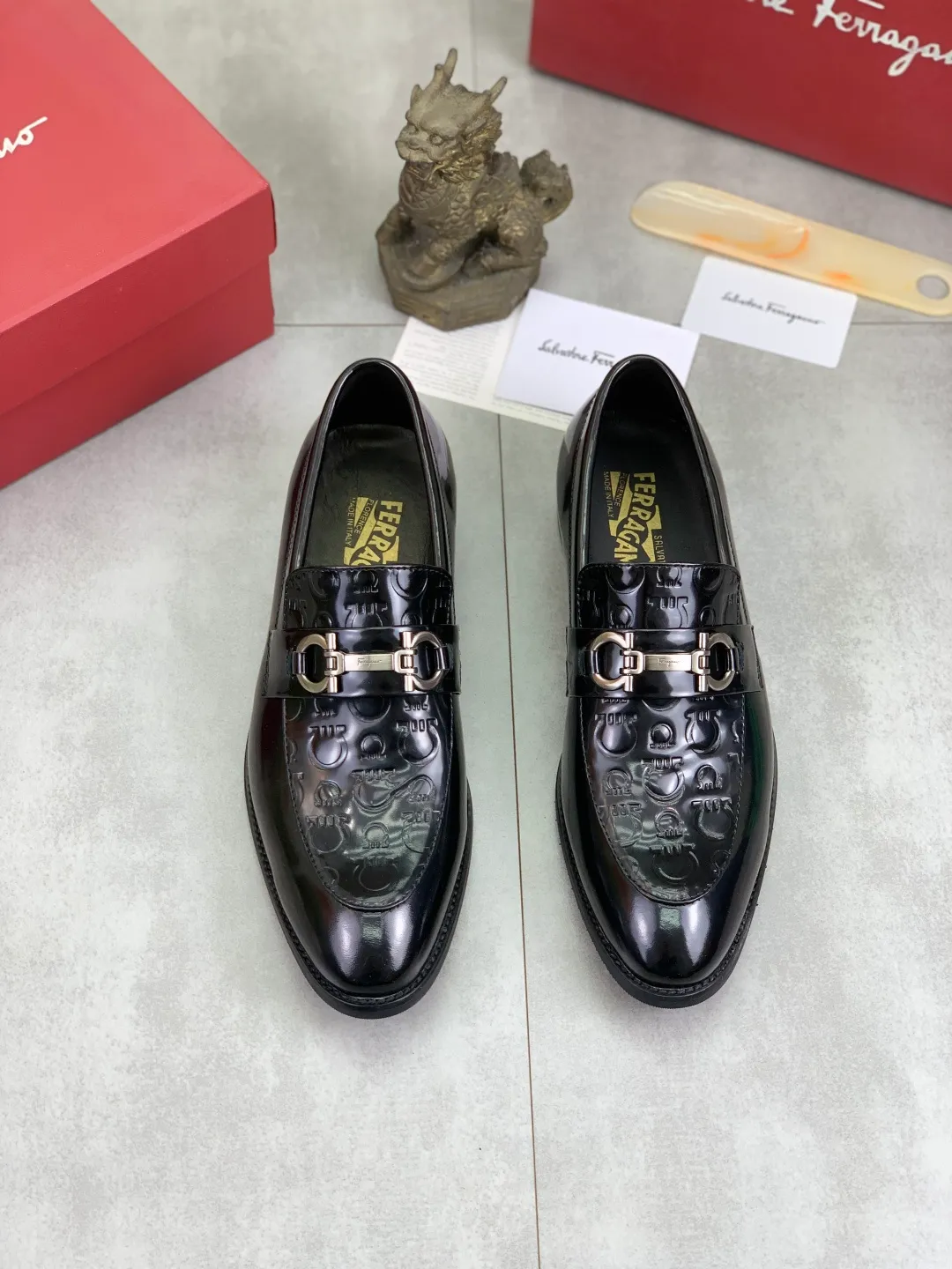 Men's Men's Shoes 💰P480💰[New Style] Water-dyed Niuli 🆘[Salvatore Ferragamo] Ferragamo's latest casual business leather shoes for men! Available at counters simultaneously! The fabric is made of specially imported original calfskin, and the interior is made of imported water-dyed cowhide. It is absolutely luxurious and leads the fashion trend. Matching code: 39-44, black optional